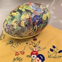 dekoreret-pap-paaskeaeg-harer-gule-kyllinger-slikcontainer-gammel-paaskepynt